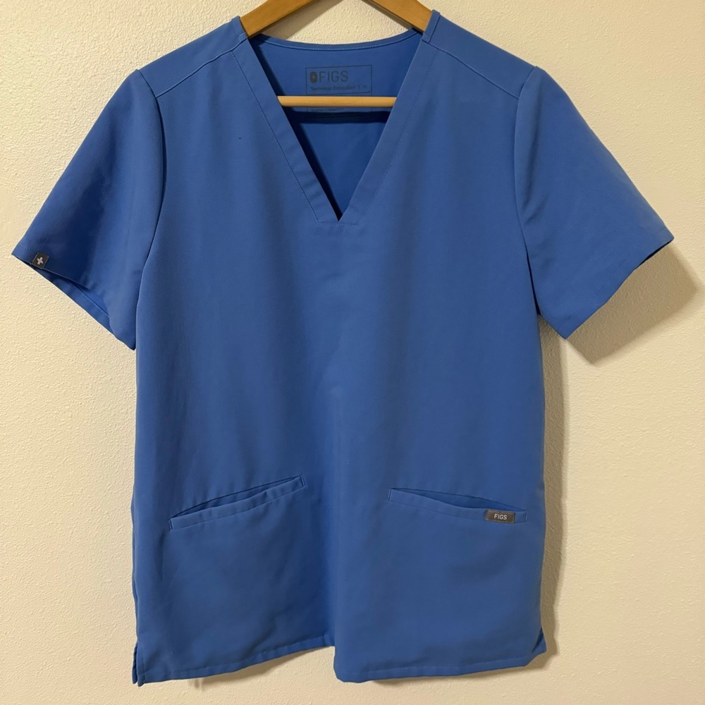 FIGS Casma Three Pocket V-Neck Scrub Top Blue-Medium